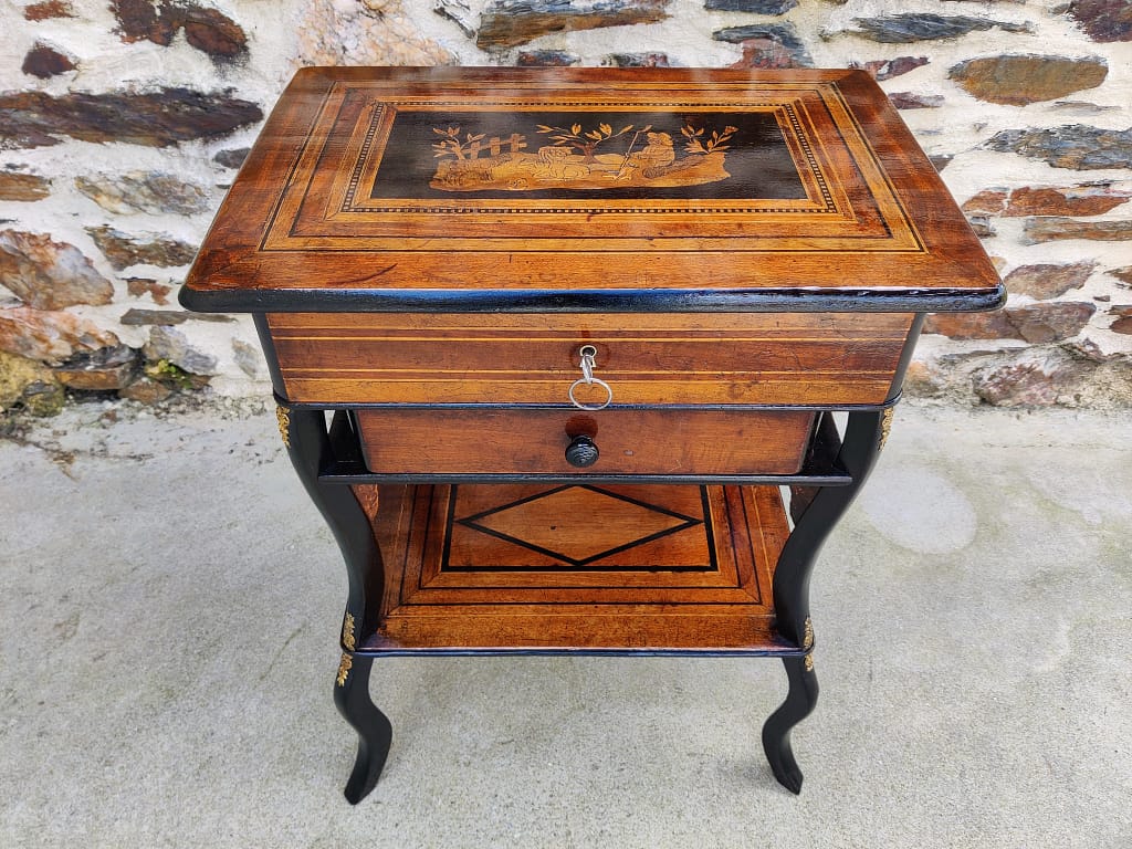 Jolie coiffeuse restaurée avec des matériaux d'époque