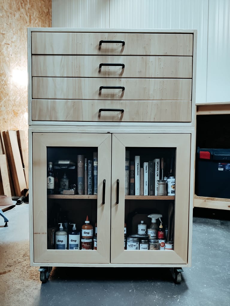 Et hop ! Caché le basard dans ce meuble de rangement d'atelier en trompe l'œil